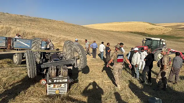 Devrilen traktörün sürücüsü feci şekilde can verdi!