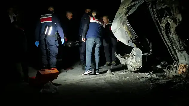 Devrilip alev alan tırda 2 kişi öldü