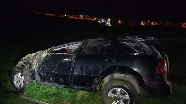 Direksiyon hakimiyetini kaybeden sürücü tarlaya uçtu