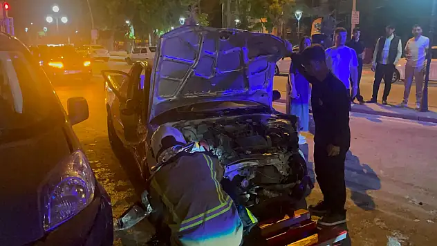 Direksiyon hakimiyetini kaybeden pikap 3 araca çarptı, 1 yaralı