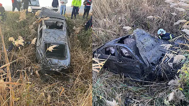 Direksiyon hakimiyetini kaybetti, tarlaya devrildi: 2 ölü, 1 yaralı