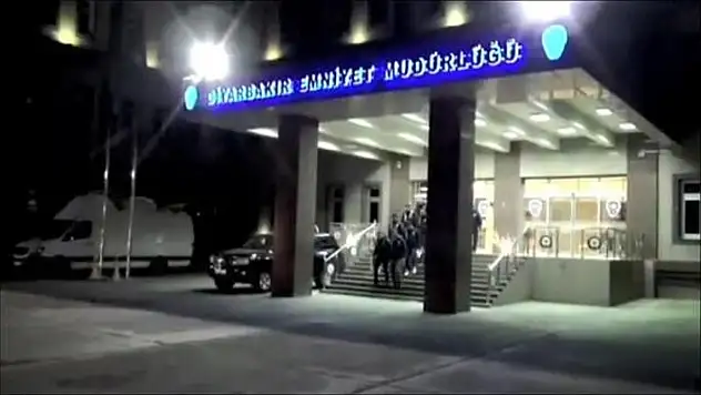 Diyarbakır'da emniyet binasına bombalı saldırı