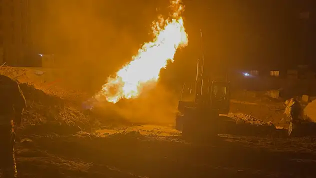 Doğalgaz borusu bomba gibi patladı: 2 kişi yaralandı!