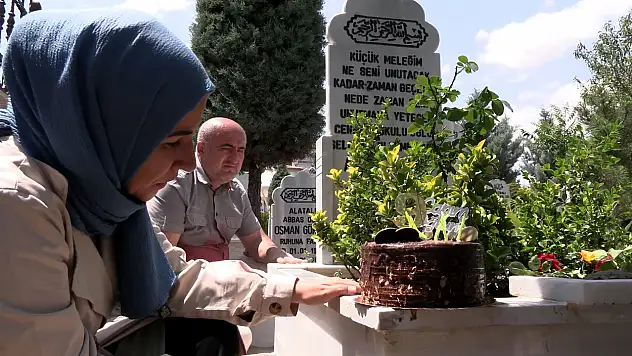 Doğum günü pastası mezarlıkta kesildi, Ahmet Enes mumları üfleyemedi