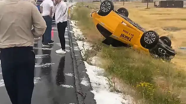 Dolu kazaya yol açtı: Otomobil takla attı