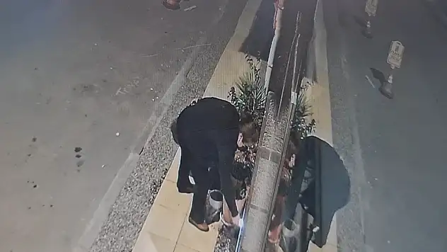 Dükkanı kundaklamaya çalışırken kendisi yandı