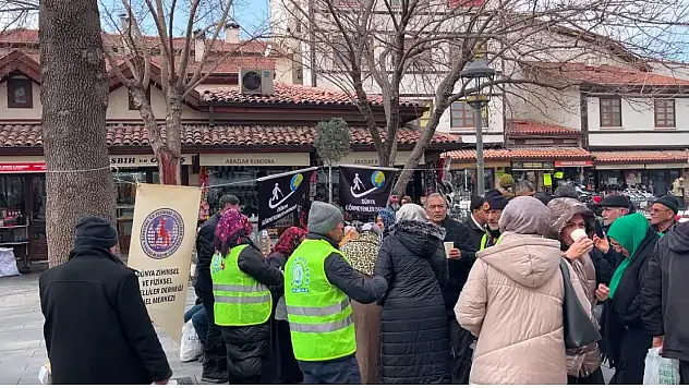 Dünya Görmeyenler Derneği'nden Berat Kandili'nde çorba ikramı