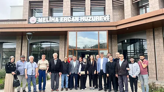 Dünya Görmeyenler Derneği'nden huzurevinde duygusal anneler günü programı