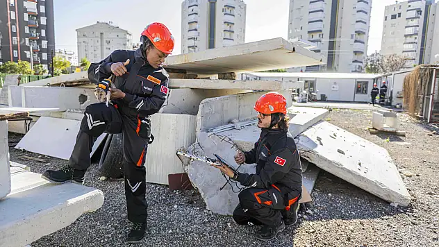 Dünyada ilk! Sırt çantalı fareler enkaz altında nefes arayacak
