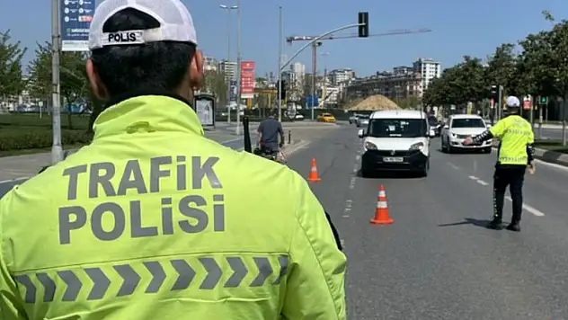 'Dur' ihtarına uymadı, polis aracına çarptı: 725 bin TL ceza yedi