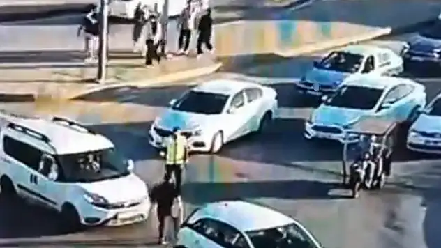 Dur ihtarına uymayan sürücü polise sopayla saldırdı