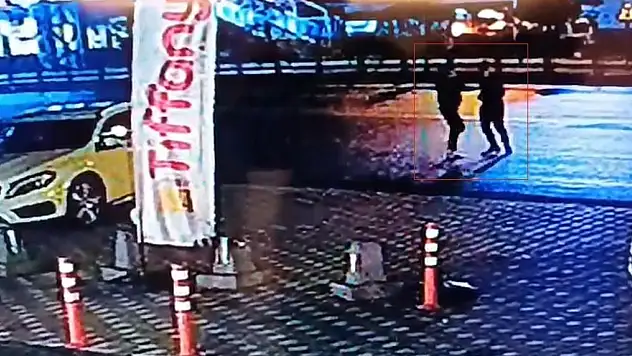 Durakta tanımadığı kişinin hedefi oldu: Bıçaklanarak ağır yaralandı