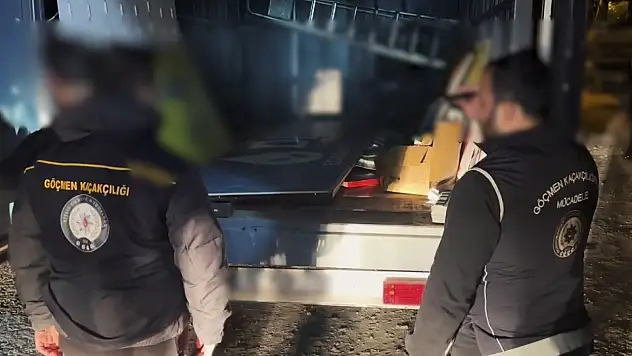 Durdurulan aracın kasasındaki gizli bölmede şoke eden gerçek