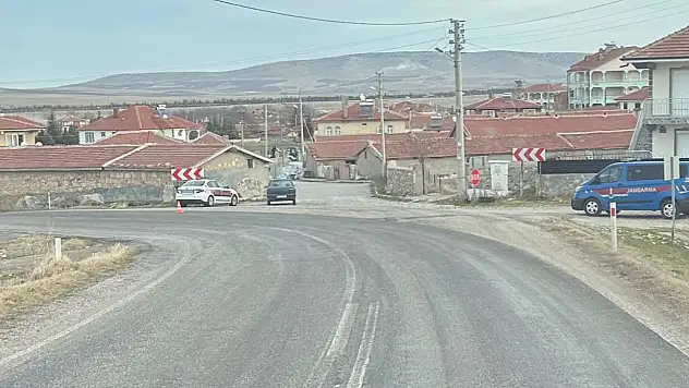 Duvara çarpan otomobilde 2 kişi yaralandı