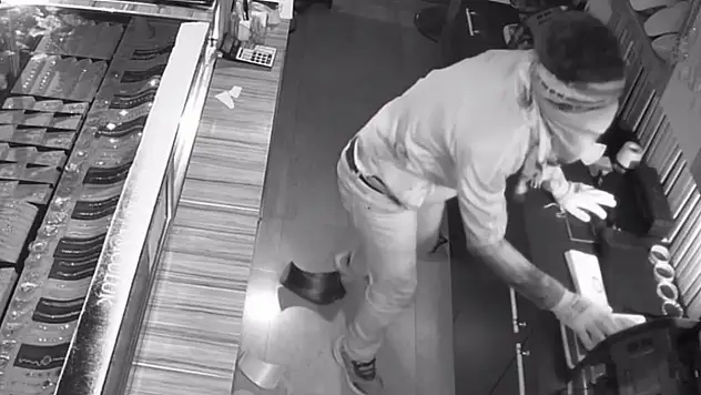 Duvarı delerek kuyumcudan altın çaldılar