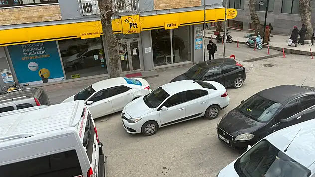 Duyarsız sürücüler trafiği kilitlemeye devam ediyor