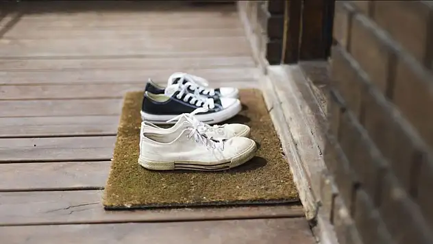 Duyunca şok olacaksınız! Eve girdiğimizde ayakkabılarımızı neden çıkartırız?