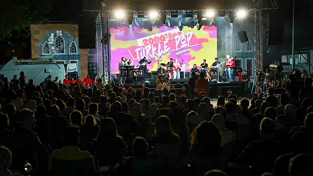 Ecdat Parkı'nda 2000'ler rüzgarı: Selçuklu'da unutulmaz pop gecesi!