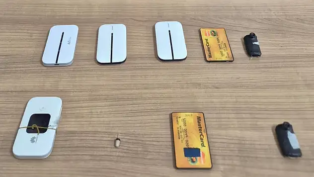 Ehliyet sınavında usulsüzlük yapan 2 zanlı yakalandı