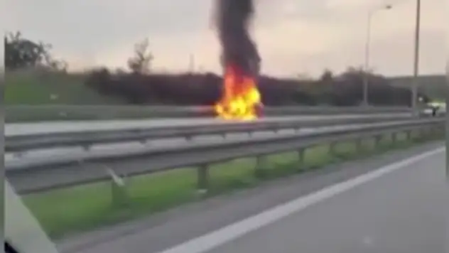 Ehliyetsiz kurye kaza yaptı! Çarpışmayla alev alan motosiklet benzinliğe sürüklendi