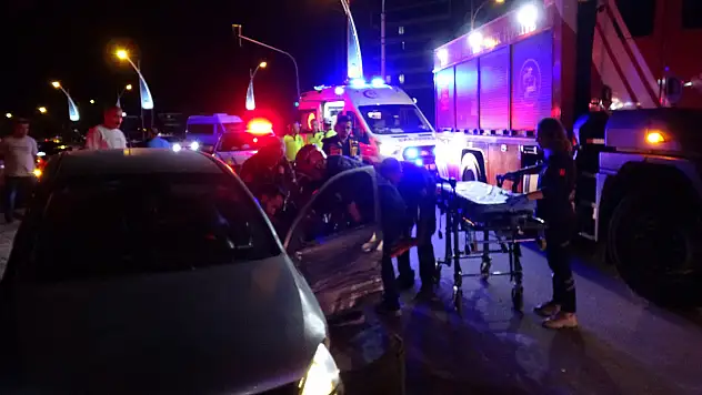 Ekip aracı ile otomobil çarpıştı: 2'si polis, 3 yaralı