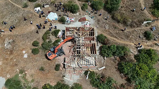 Ekipler tarafından 3 kaçak yapı yıkıldı