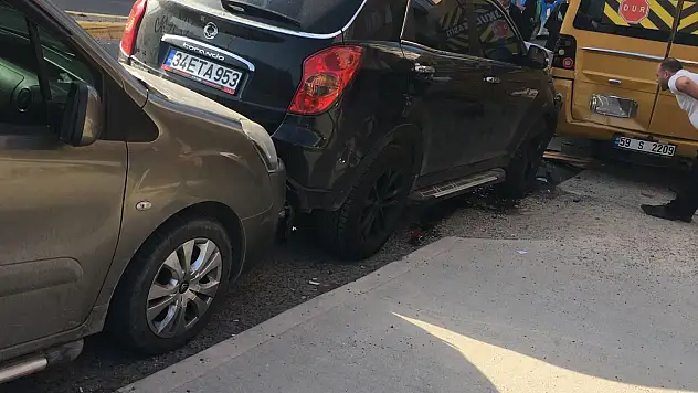 El frenini çekmeyi unuttu 3 araca çarptı