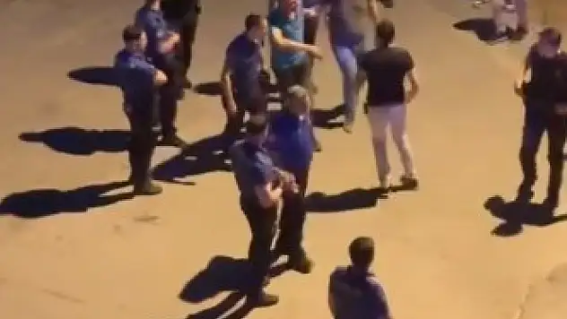 Elinde tabanca ile sokakta dolaşan şahıs paniğe yol açtı