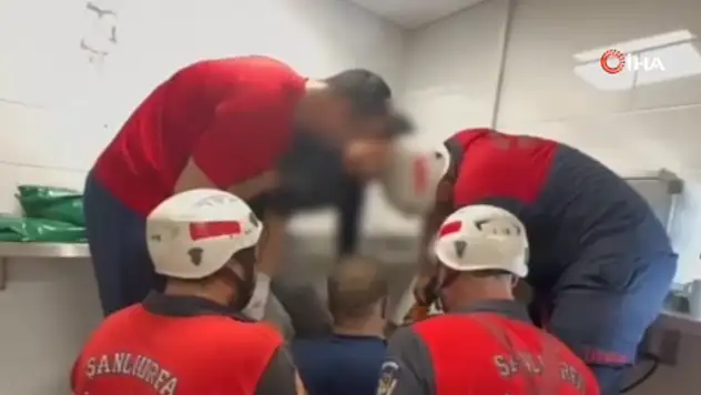 Elini kaptırdığı makineyle hastaneye kaldırıldı