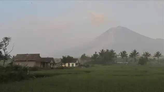 Endonezya'da Semeru Yanardağı kül püskürtmeye başladı