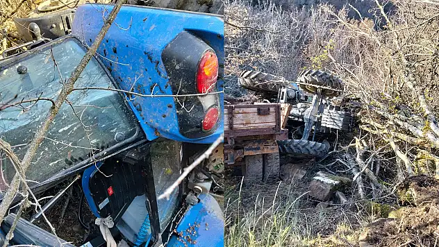 Engebeli arazide can pazarı: Devrilen traktörde 3 kişi yaralandı