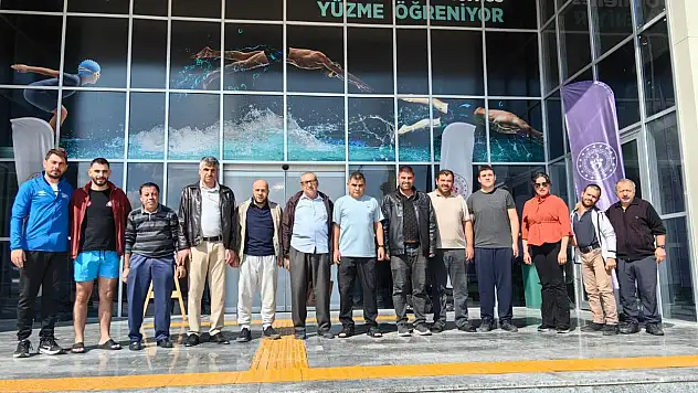 Engelleri suya gömdüler: Dünya Görmeyenler Derneği yüzme projesinde