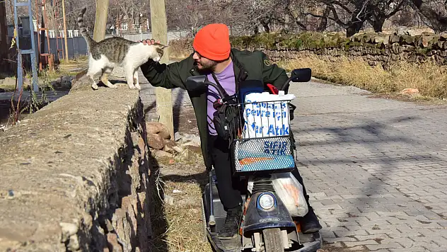 Engelli genç 10 yıldır sokak hayvanlarını besliyor
