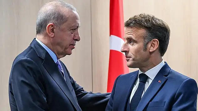 Erdoğan'dan Macron'a tebrik!