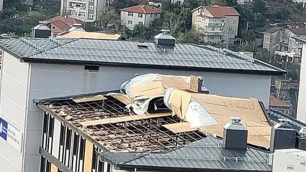Ereğli'de şiddetli fırtına: Kız öğrenci yurdunun çatısı uçtu