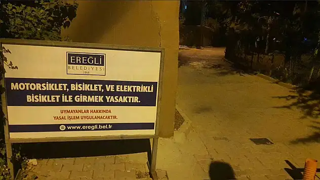 Ereğli'de Yürüyüş Yolunda Tehlike: Uyarı Tabelasına Rağmen Motosiklet ve Bisiklet Kullanımı Sürüyor