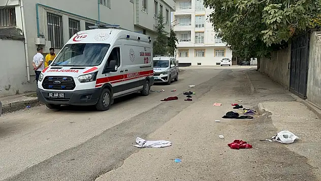 Erkek arkadaşları dehşeti yaşattı! Yerde acı içinde kıvrandı