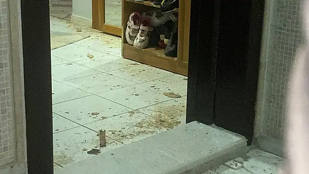 Eşi kapıyı açmayınca kurşun yağdırdı!