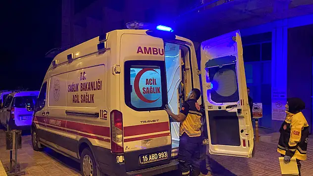 Eşine kızdı kendini bıçakladı