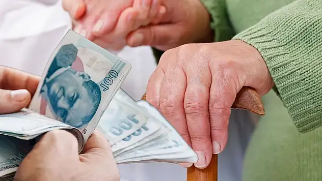 Evde bakım ödemeleri başladı: Aylık 11.702 TL destek