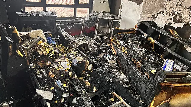 Evini ateşe verdi, balkona çıkıp izledi