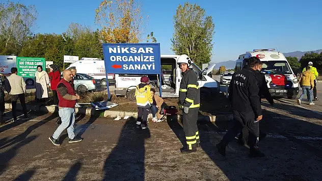 Fabrika ve tarım işçilerini taşıyan servisler çarpıştı! Kazada 10 işçi yaralandı