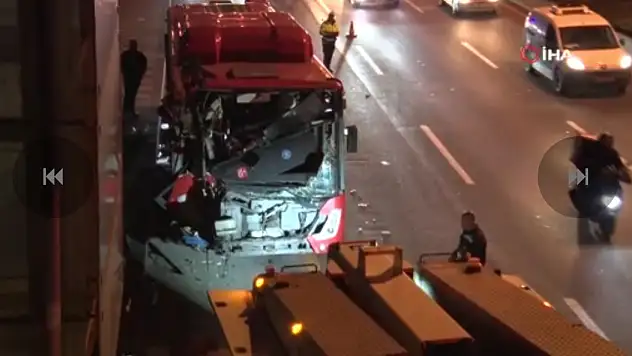 Facia anları: Otobüs kazasında 24 kişi yaralandı