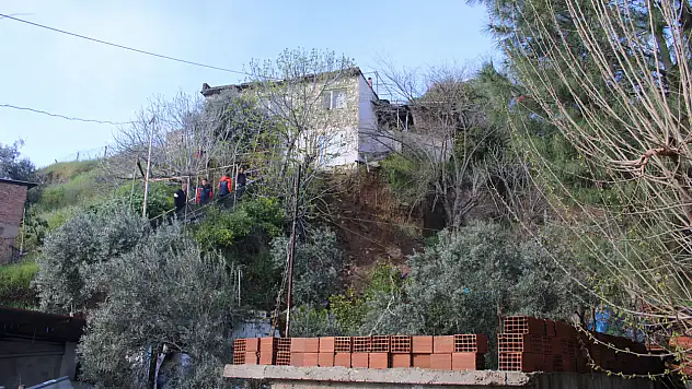 Facia kıl payı atlatıldı! Evi yıkılan genç 10 dakikayla kurtuldu