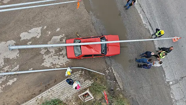 Faciadan dönüldü! Elektrik direği Tofaş otomobilin üzerine devrildi