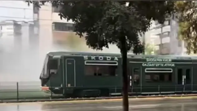 Facianın eşiğinden dönüldü: Yüzlerce yolcunun olduğu tramvaya yıldırım isabet etti!