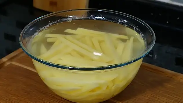 Fast food usulü patates kızartması. Çıtır çıtır oluyor ve Burger King'i aratmıyor!