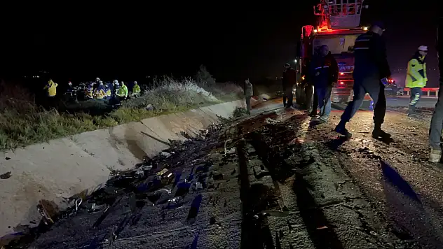 Feci kaza! 2 otomobil çarpıştı: 5 ölü, 1 yaralı!