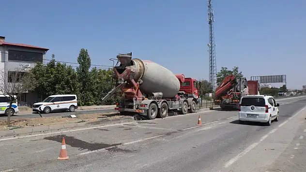 Feci kaza: Otomobil iki beton mikserinin arasında kaldı, 1'i ağır 4 yaralı