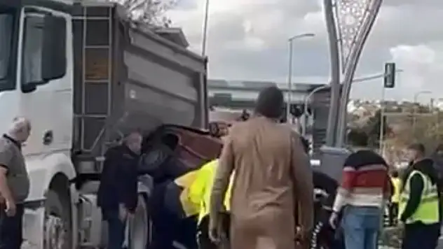 Feci kaza: Otomobil kamyonun altında sıkıştı